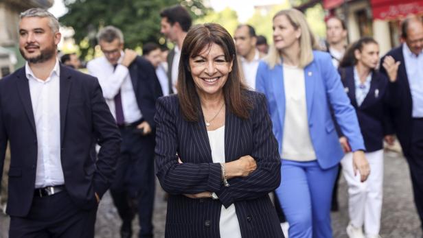 Einer Frau mit verschränkten Armen