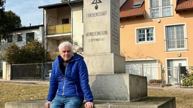 Horst Zecha vor dem Siedlerdenkmal in der Friedensstadt.
