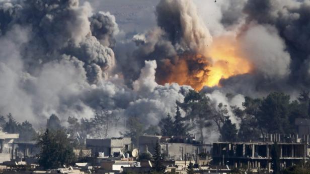 Foto eines Luftschlags in Kobane: Die Angriffe der USA bringen die IS-Miliz in Geldnöte.