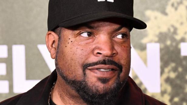 Ice Cube trägt eine schwarze Kappe mit "LA"-Logo und eine schwarze Lederjacke.