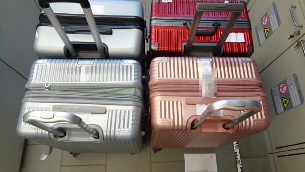 Von der Polizei sichergestellte Koffer auf dem Flughafen Schwechat.