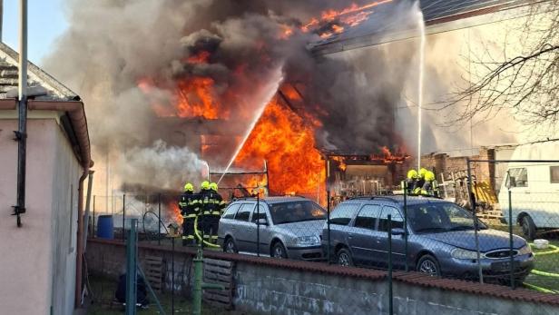 Eine Aufnahme des Brandes auf der dichter Rauch und Flammen zu sehen sind.
