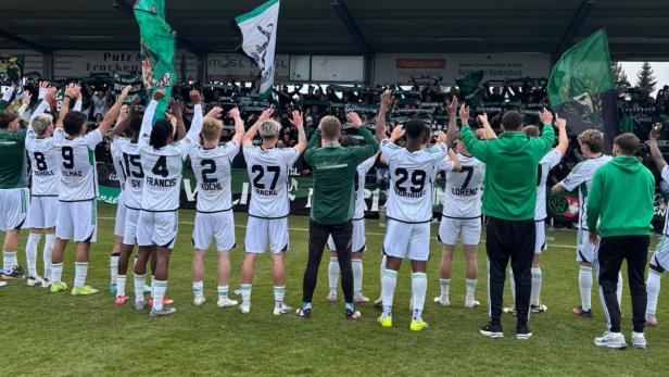 Die Spieler von Wacker Innsbruck feiern mit den Fans den Auswärtssieg in Seekirchen
