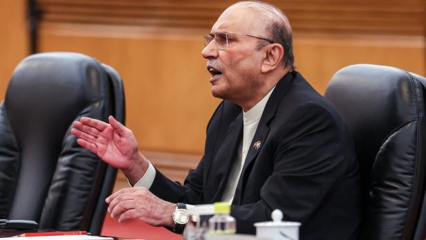 Pakistani President Asif Ali Zardari visits China