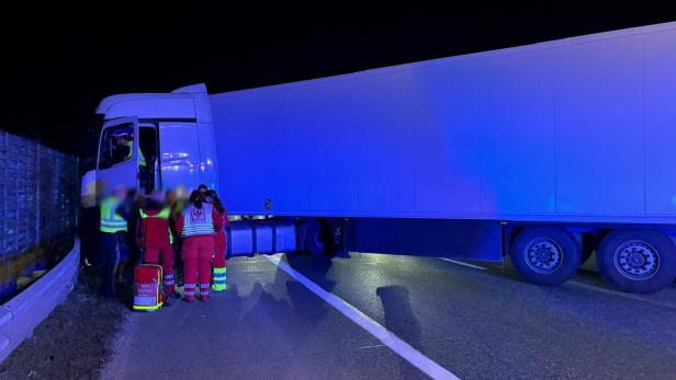 Ein Lkw blockiert die Autobahn nachts.