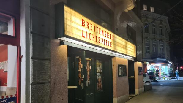 Breitenseer Lichtspiele-Kino von Außen bei Nacht.