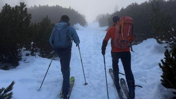 Zwei Bergretter auf Tourenski
