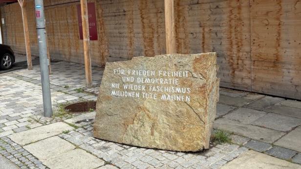 Gedenktafel vor einer Baustelle