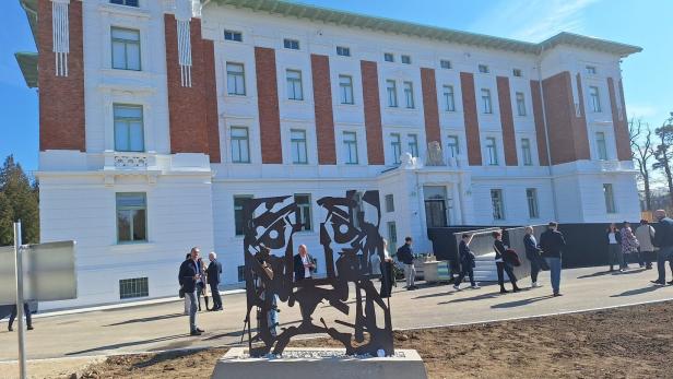 Löwinnen-Silhouette von Hauptgebäude des LK Mauer 
