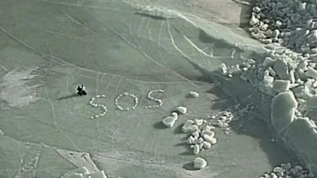 Eisscholle mit SOS-Zeichen aus Schnee