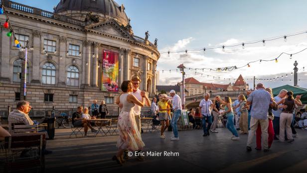 Ein Paar tanzt vor einem Museum in Berlin 