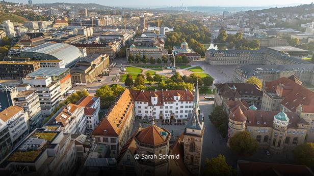 Blick über den Schlossplatz in Stuttgart mit umliegenden historischen Gebäuden und Grünflächen.