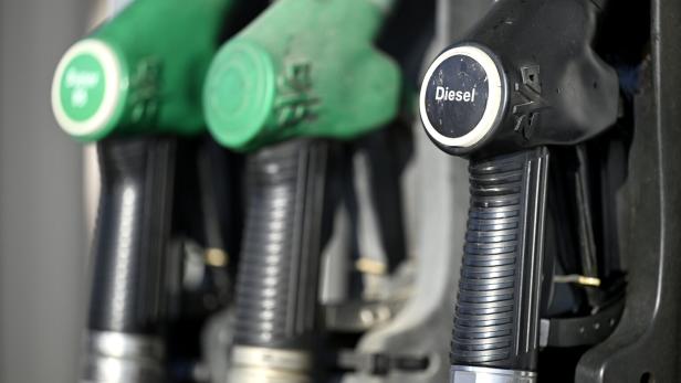 ++ THEMENBILD ++ TANKSTELLE / TANKEN /ZAPFHAN / ZAPFSÄULE / SPRIT / SPRITPREIS / BENZIN / DIESEL / ENERGIE / TEUERUNG