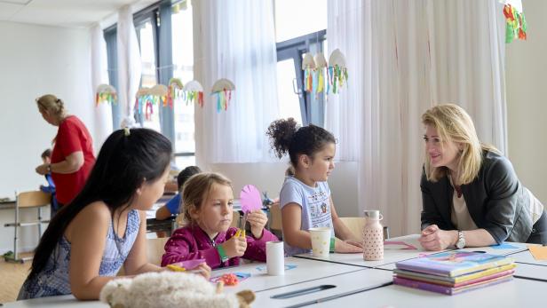 Vizebürgermeisterin Bettina Emmerling spricht mit Kindern in einer Schulklasse.
