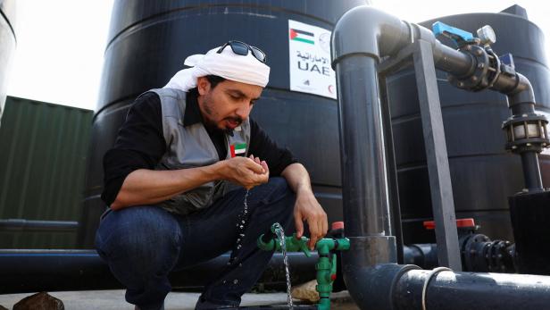 Ein Mann hockt in einer Entsalzungsanlage in den Emiraten