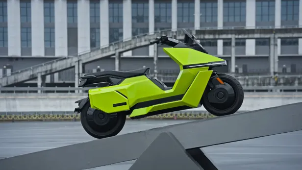 Omoway Omo X in giftgrün auf einer Rampe.