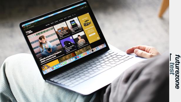 Apple MacBook Neo auf der Schoß eines Anwenders