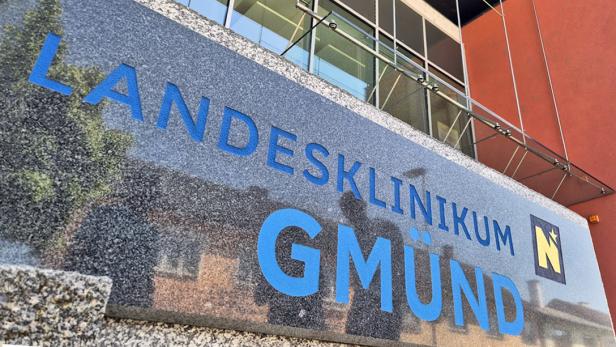 Eine Aufnahme vom Schild vor dem Spital Gmünd auf dem "Landesklinikum Gmünd" zu lesen ist.