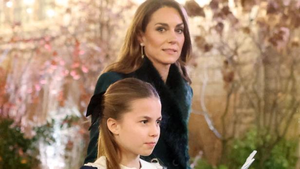 Prinzessin Kate und Prinzessin Charlotte bei einer abendlichen Veranstaltung.