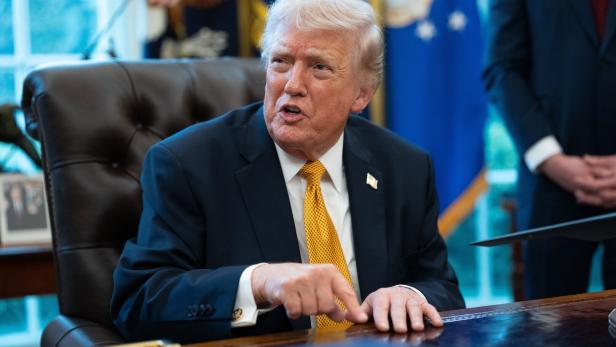 US President Trump signs executive Order for fraud task force