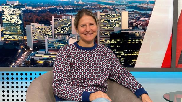 Judith Schneider beim Interview im TV-Studio des KURIER.