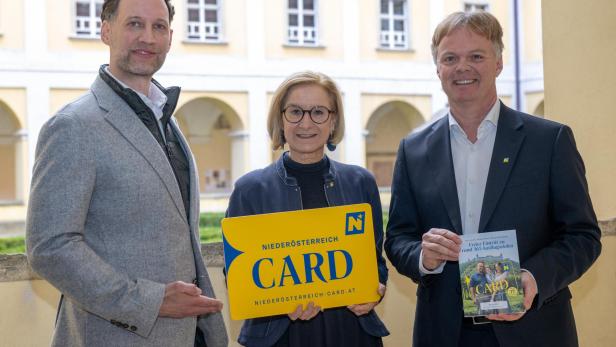 NÖ-CARD Geschäftsführer Klemens Wögerer, Landeshauptfrau Johanna Mikl-Leitner und Michael Duscher, Geschäftsführer der Niederösterreich Werbung, freuen sich auf die neue Saison der Niederösterreich-CARD