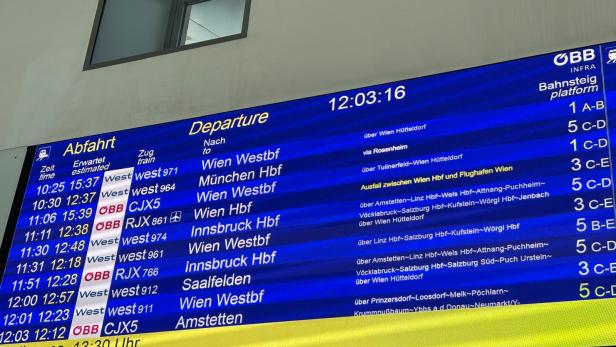 Anzeigetafel mit zahlreichen Zugverspätungen und Ausfällen am Bahnhof.