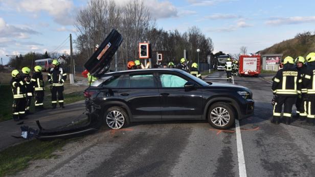 Pkw kollidiert mit Zug