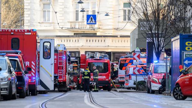 BAUGERÜST IN WIEN-ALSERGRUND EINGESTÜRZT - MANN IN LEBENSGEFAHR