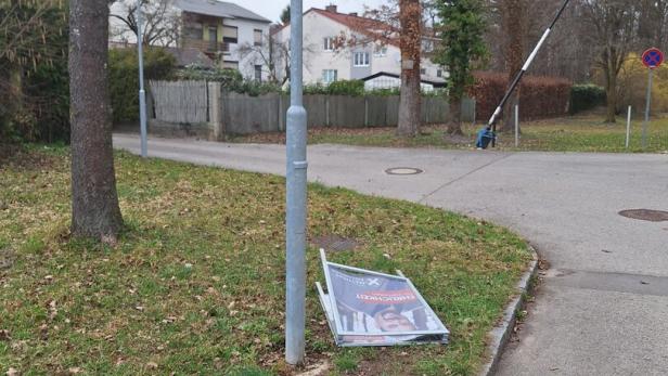 Beschädigter Plakatständer der SPÖ.
