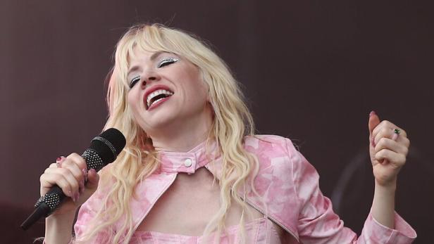 Carly Rae Jepsen auf der Bühne beim Glastonbury Festival 2023.