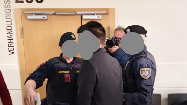 Erstangeklagter vor der Verhandlung.