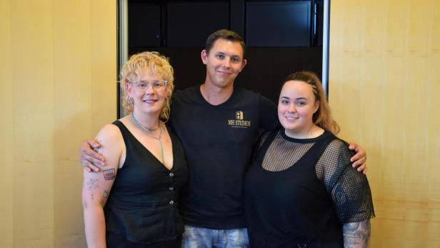 Melanie Weingärtner, Markus Hornyik und Nicole Neschkudla stehen lächelnd zusammen.