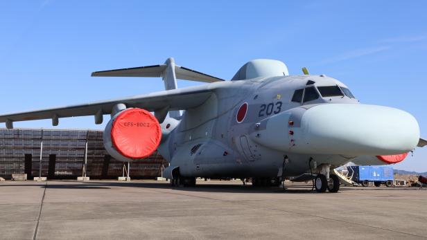 Das japanische Militärflugzeug Kawasaki EC-2 mit markanter breiter Nase auf dem Rollfeld.