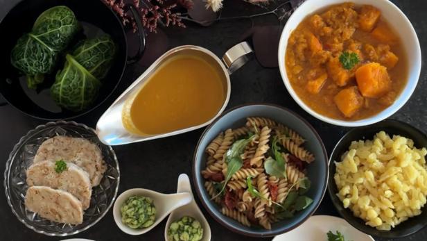 Essen auf einem Tisch, von Suppen, Nudeln, Gemüse 