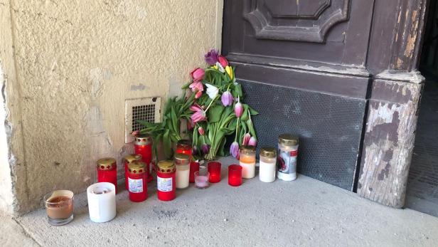 Blumen und Kerzen wurden aufgestellt