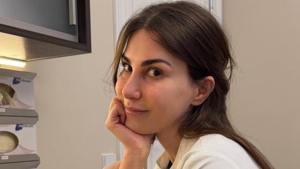 Dermatologin und Influencerin Dr. Emi Arpa lächelt für ein Foto i