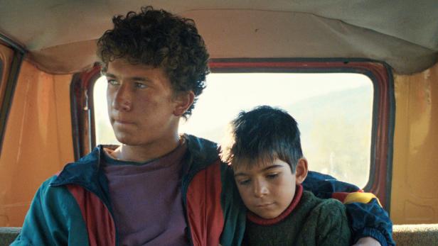 Zwei junge Burschen.