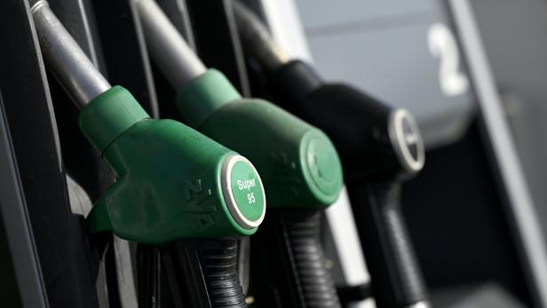 ++ THEMENBILD ++ TANKSTELLE / TANKEN /ZAPFHAN / ZAPFSÄULE / SPRIT / SPRITPREIS / BENZIN / DIESEL / ENERGIE / TEUERUNG