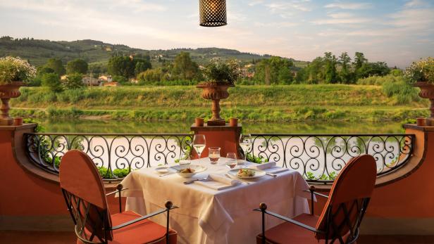 Ein Tisch in einem Lokal mit Aussicht über eine grüne Hügellandschaft