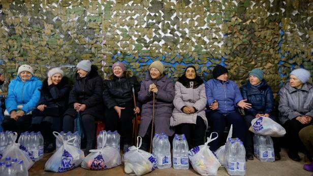 Zivilisten bei einer Nahrungsmittelausgabe in Donezk: 37 Prozent der Bevölkerung lebt in Armut, vor der Invasion waren es sechs.  