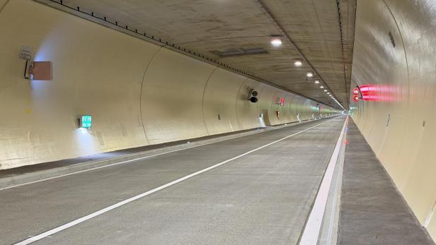 Beleuchtete Tunnelröhre ohne Autos