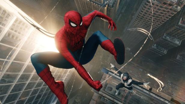 Tom Holland schwingt als Peter Parker aka. Spider-Man durch Häuserschluchten