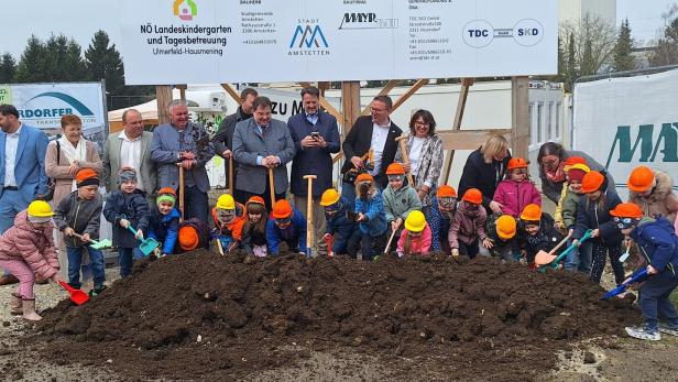Spatenstich mit Kindergartenkindern
