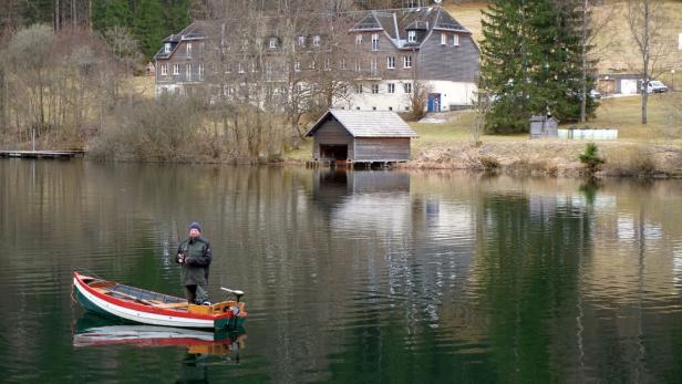 Fischer im Boot vor dem Wassercluster Lunz