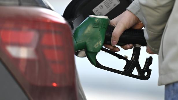 ++ THEMENBILD ++ TANKSTELLE / TANKEN /ZAPFHAN / ZAPFSÄULE / SPRIT / SPRITPREIS / BENZIN / DIESEL / ENERGIE / TEUERUNG