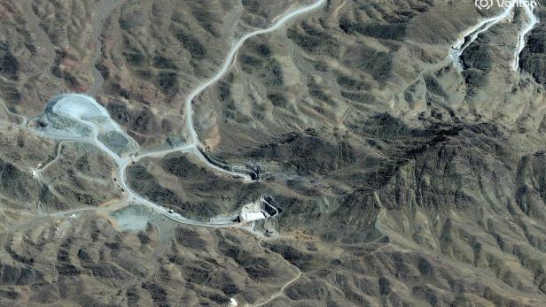 Kahle Berge und Straßen im Iran