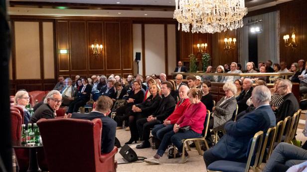 „Club 20“ im Hotel Intercontinental. Diskutiert wurde unter der Moderation des stv. KURIER-Chefredakteurs Christoph Schwarz. 