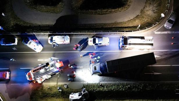 verkehrsunfall mit rettung und feuerwehr