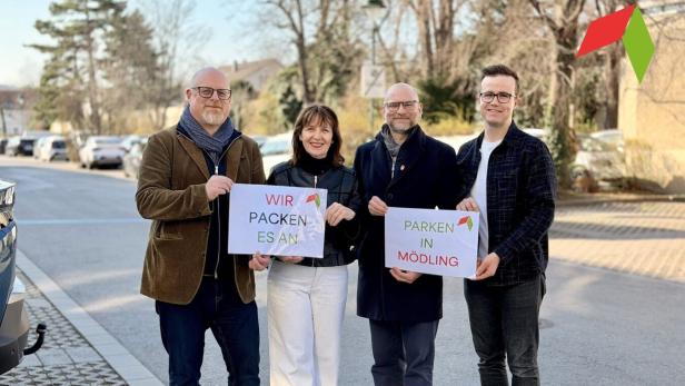 Vier Personen stehen nebeneinander